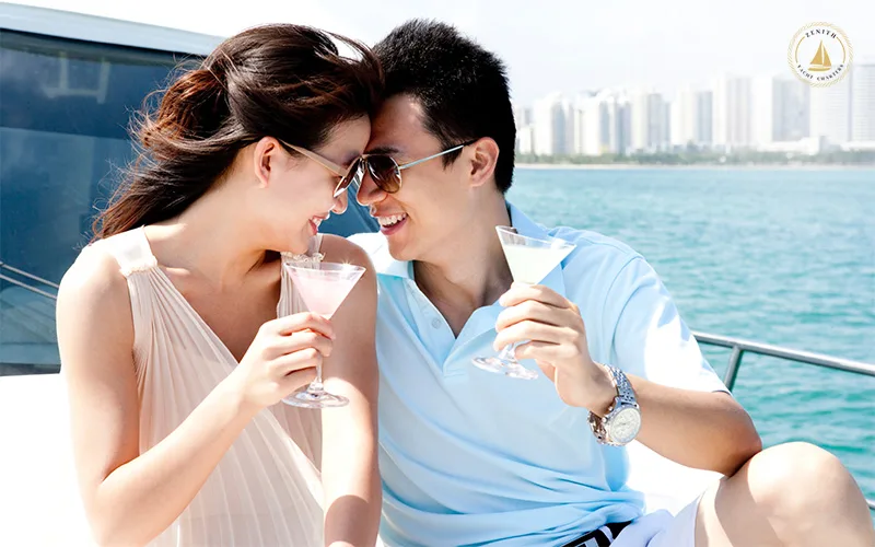 Happy-couple-drinks-champagne-on-a-yacht