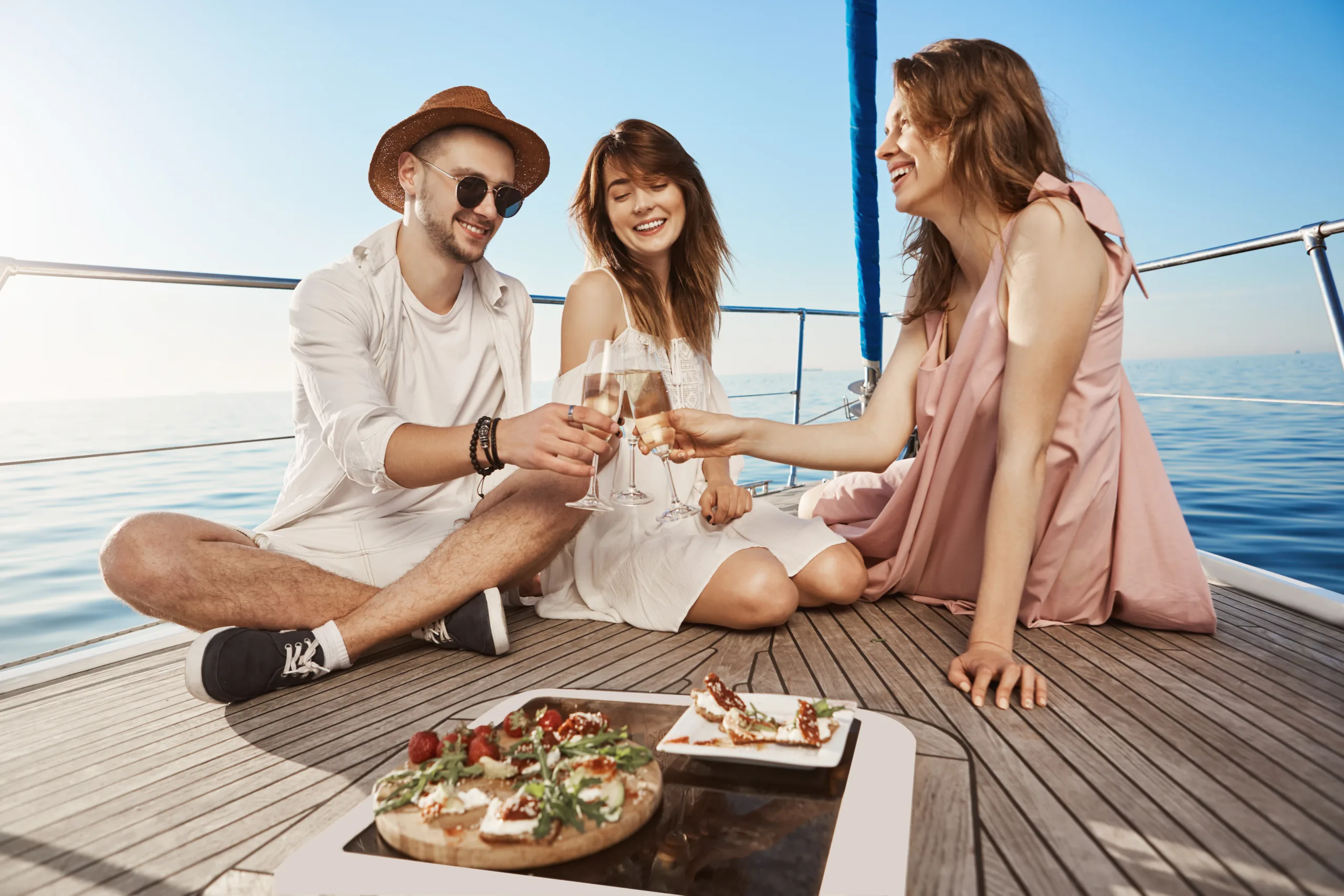 What to Expect From a Private Yacht Dining Experience in Singapore