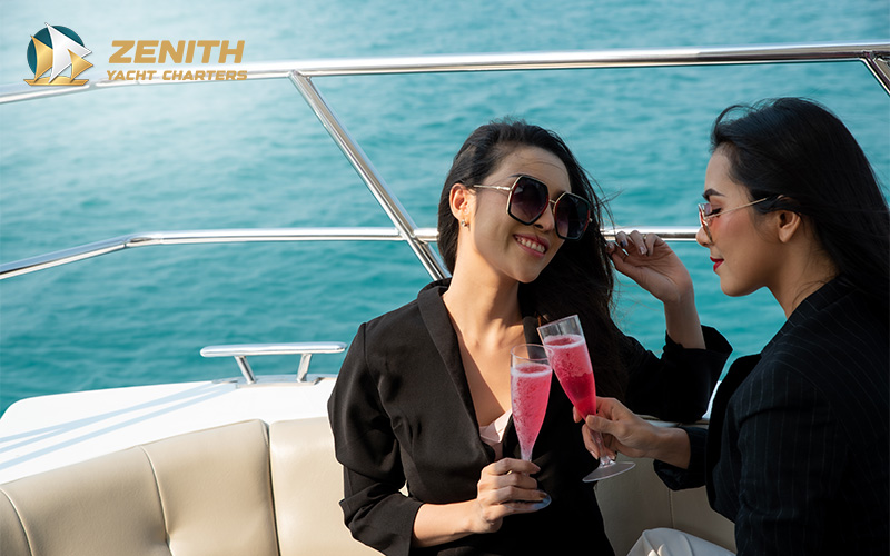 Friends_toasting_with_pink_champagne_on_a_yacht