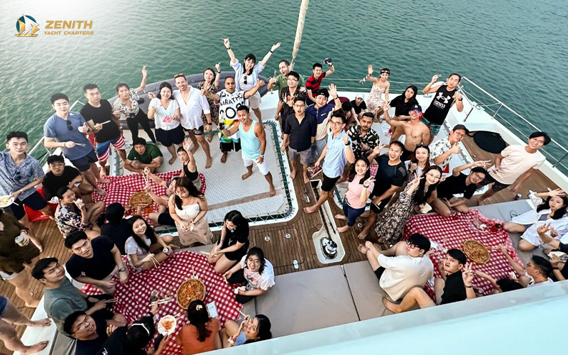 A_large_group_on_a_Zenith_Yacht_Charters_company_retreat