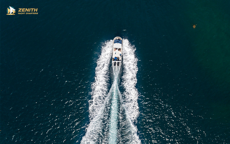 Aerial-view-of-a-yacht-sailing-on-the-ocean